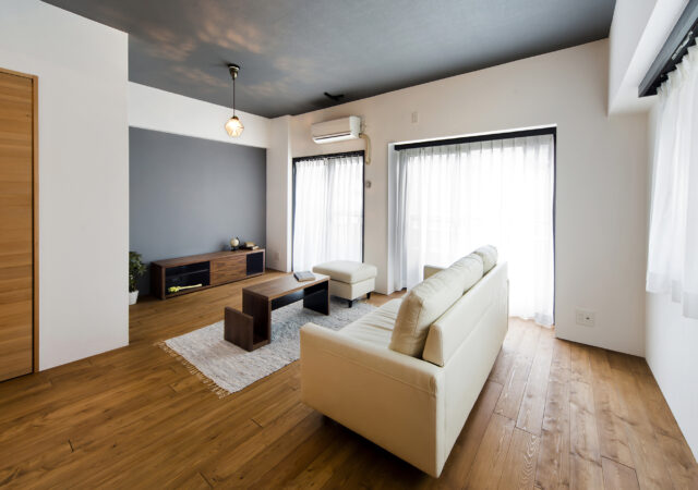 木のフローリングで心地よく住まう家【リノベーション】