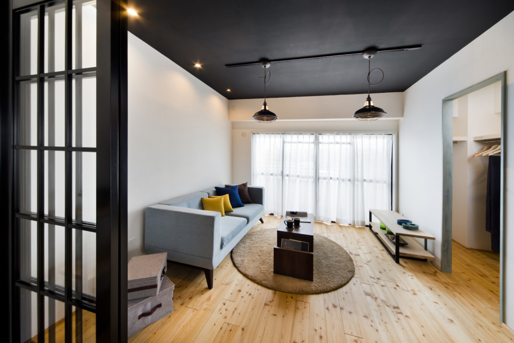 濃色天井で引き締まるリビング