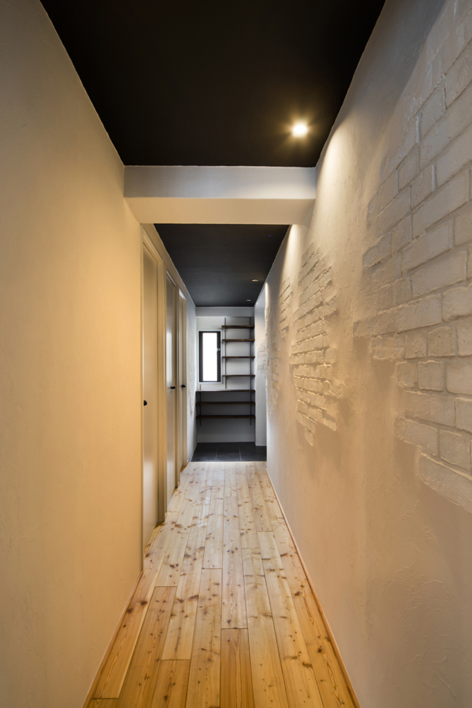 レンガ調の壁が洒落てる廊下