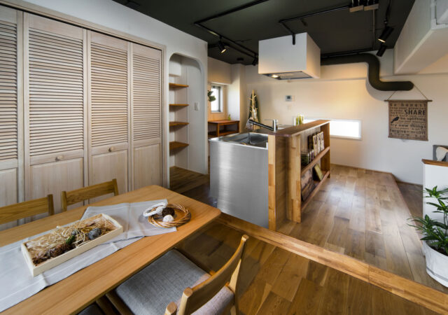 家族を見守るアイランドキッチンの家【リノベーション】