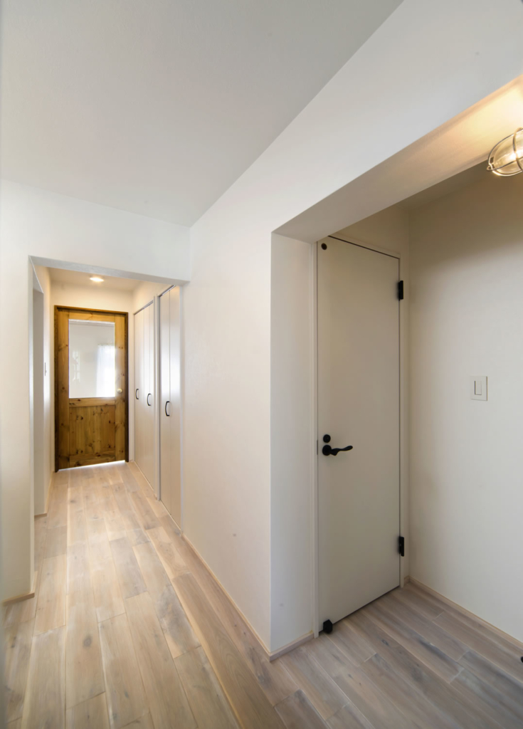 白基調の明るく広さを感じる廊下