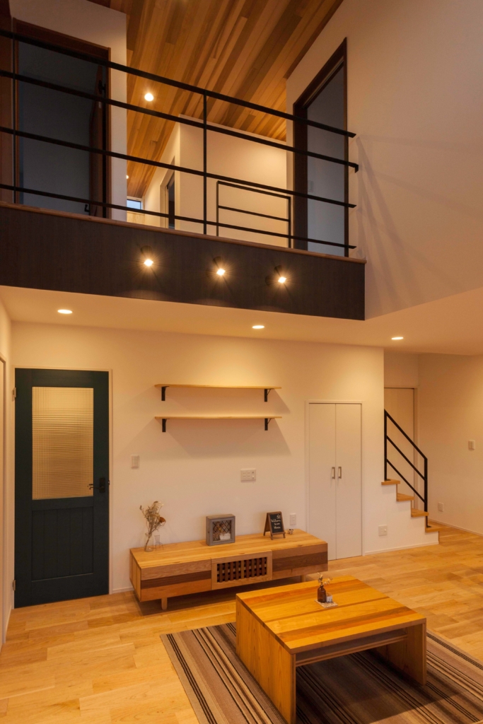 夕方のリビングとアイアン手すり