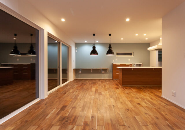 吹き抜けが印象的な、本物の素材を使ったお家【愛知県西尾市の注文住宅】