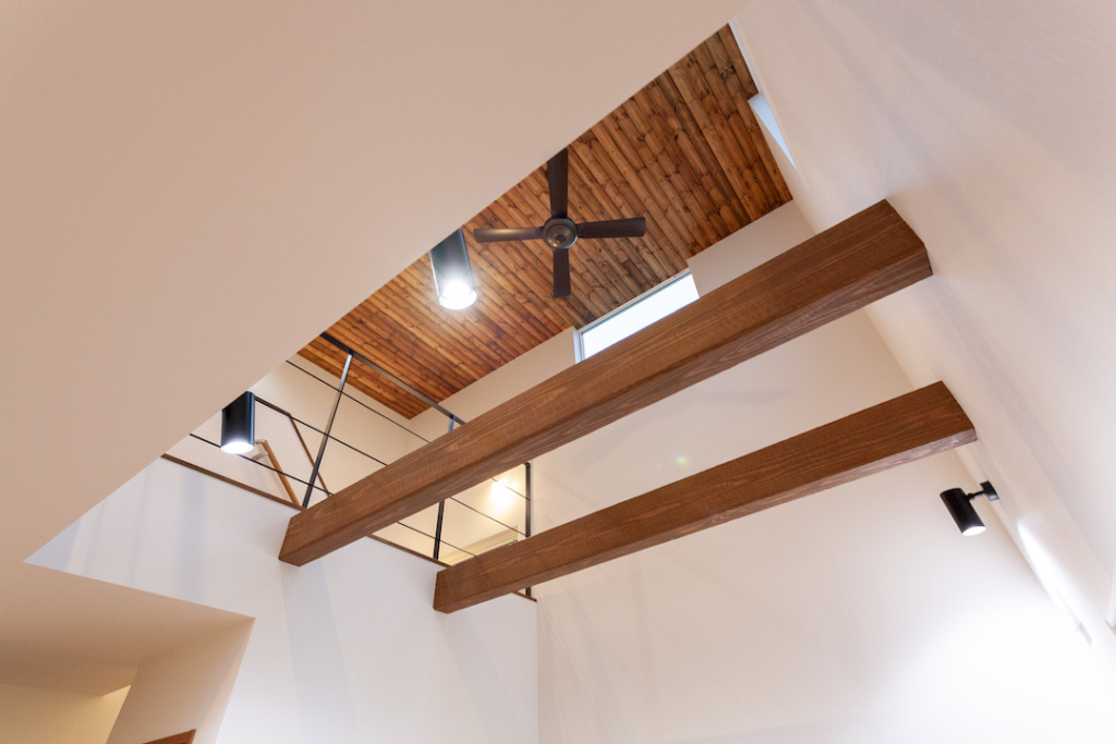 吹き抜け　化粧梁