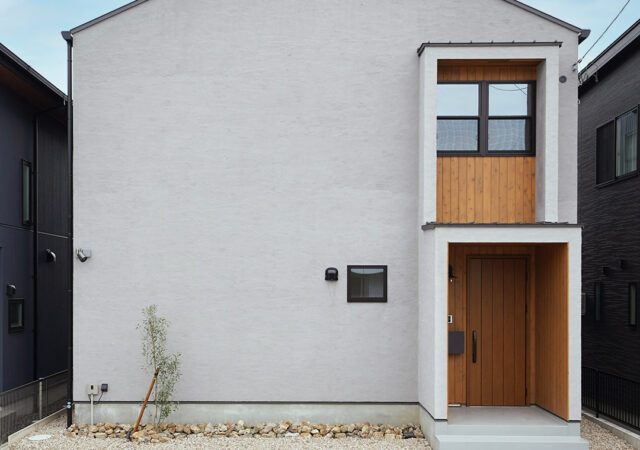 三角屋根のファサードに漆喰を塗った、ナチュラルテイストの家【愛知県西尾市の注文住宅】
