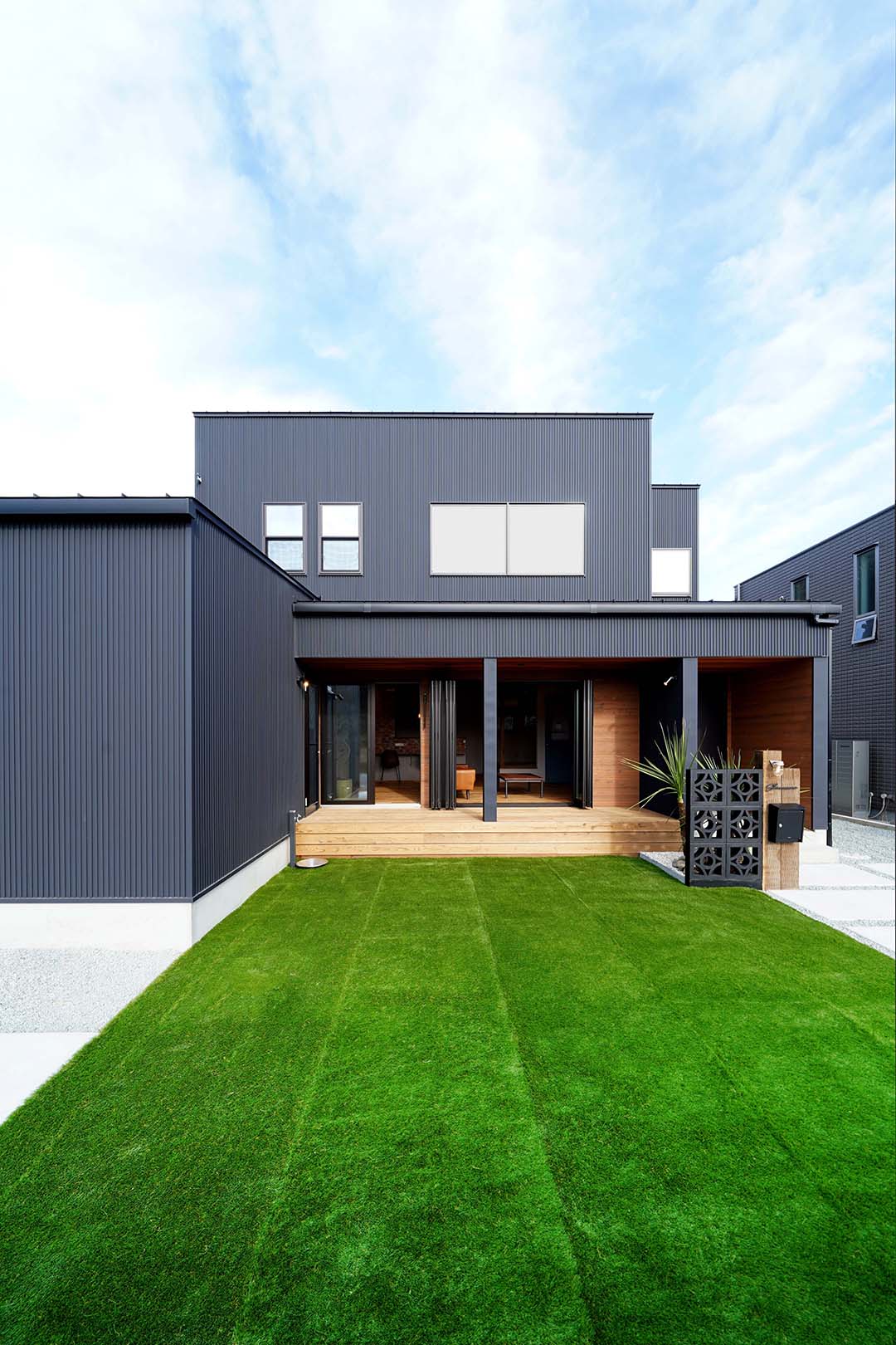 黒ｶﾞﾙﾊﾞ　注文住宅　花ブロック　人工芝　外構