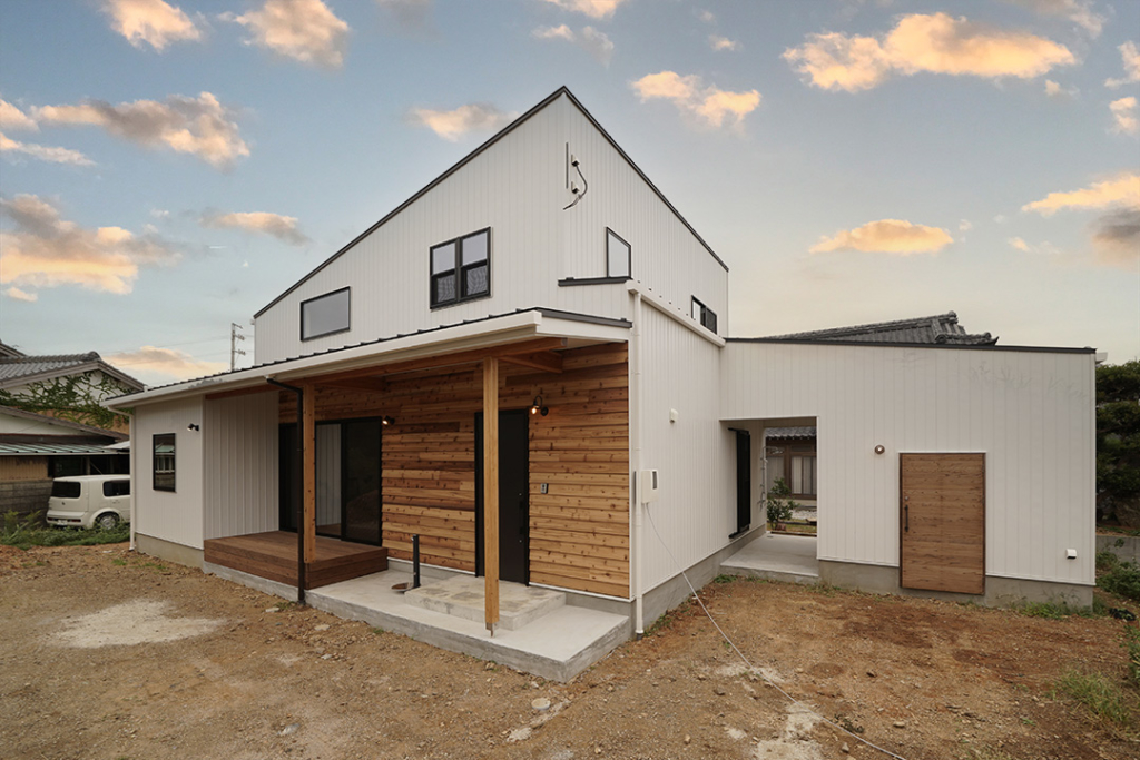 白ガルバとレッドシダーの外観