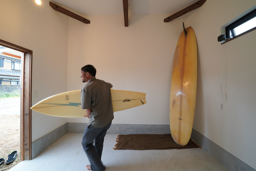 サーファーズハウスのガレージ