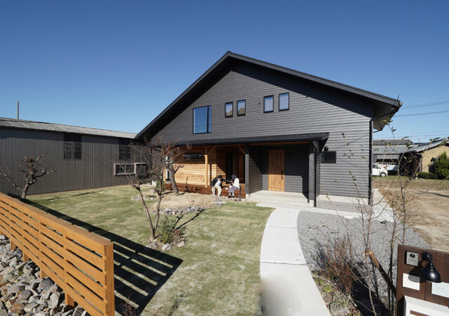 鎧張ガルバとカバードポーチのある三角屋根の家【愛知県刈谷市の注文住宅】