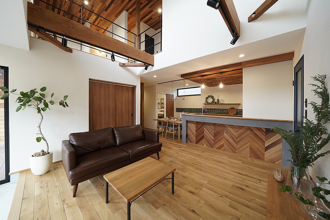 注文住宅　ガルバ　レッドシダー　土間　無垢　漆喰　吹抜け　アイアン