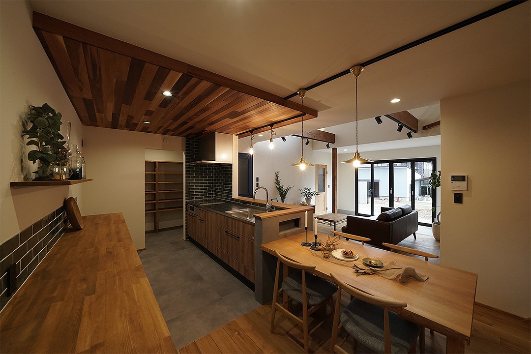 注文住宅　ガルバ　レッドシダー　土間　無垢　漆喰　吹抜け　アイアン