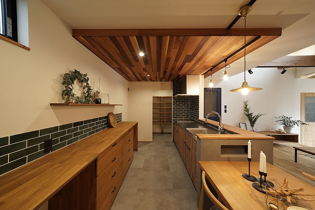 注文住宅　ガルバ　レッドシダー　土間　無垢　漆喰　吹抜け　アイアン