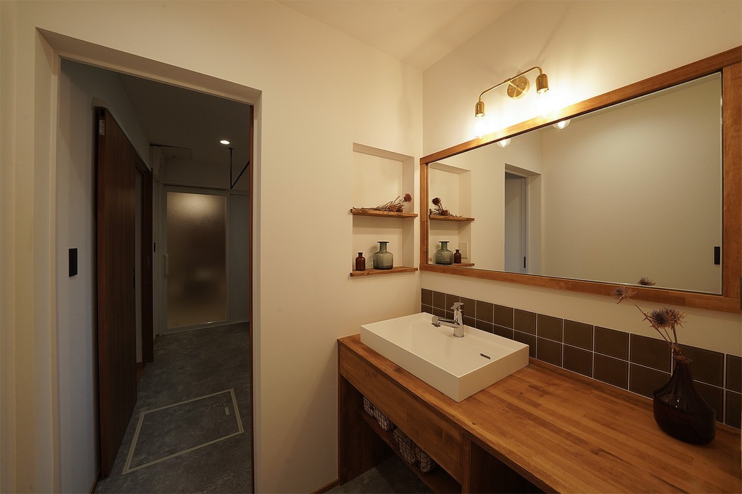 注文住宅　ガルバ　レッドシダー　土間　無垢　漆喰　吹抜け　アイアン