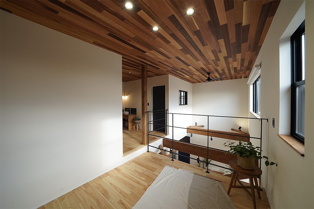 注文住宅　ガルバ　レッドシダー　土間　無垢　漆喰　吹抜け　アイアン