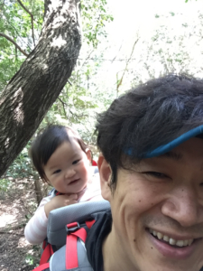山登りをしている浅野