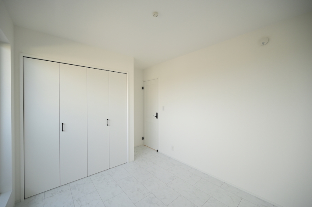 床や建具も全て白色の居室