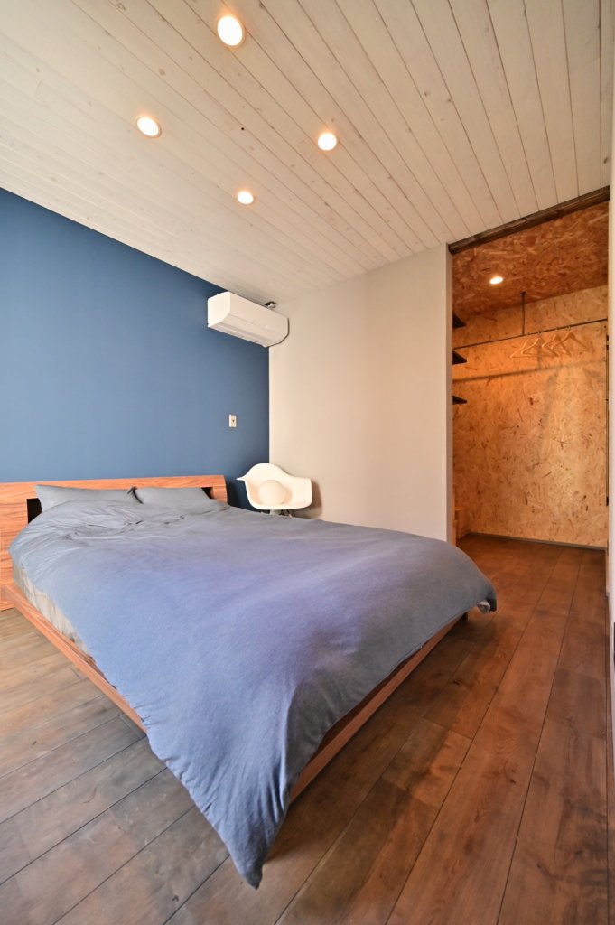 杉板の天井の寝室